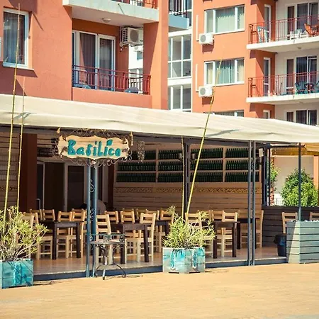 Sea View - Beachfront Apartment, 10 Pools & Free Parking Apartament *