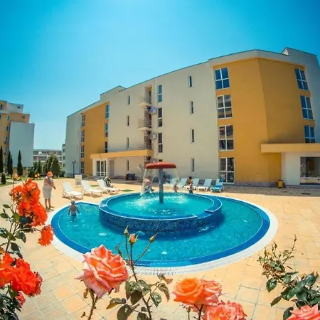 Sea View - Beachfront Apartment, 10 Pools & Free Parking *