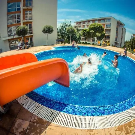 Sea View - Beachfront Apartment, 10 Pools & Free Parking Apartament