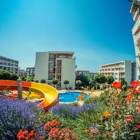 Sea View - Beachfront Apartment, 10 Pools & Free Parking Sveti Vlas