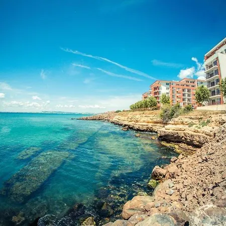 Sea View - Beachfront Apartment, 10 Pools & Free Parking *
