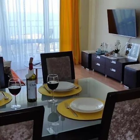 Sea View - Beachfront Apartment, 10 Pools & Free Parking Apartament *